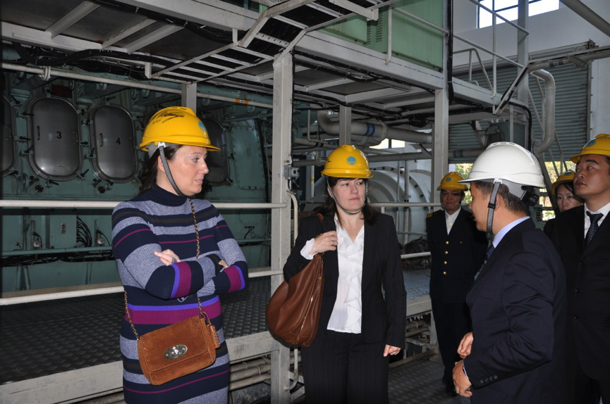 IMO官员考察自动化机舱 IMO官员考察自动化机舱