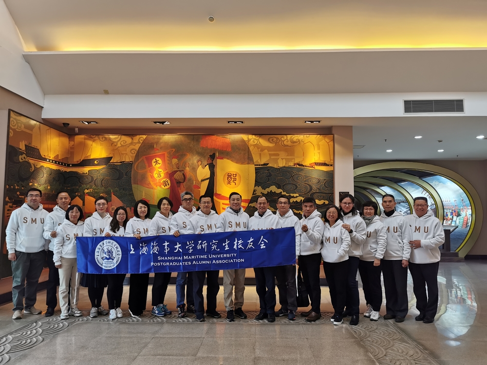 校友会理事及骨干参观郑和纪念馆合影