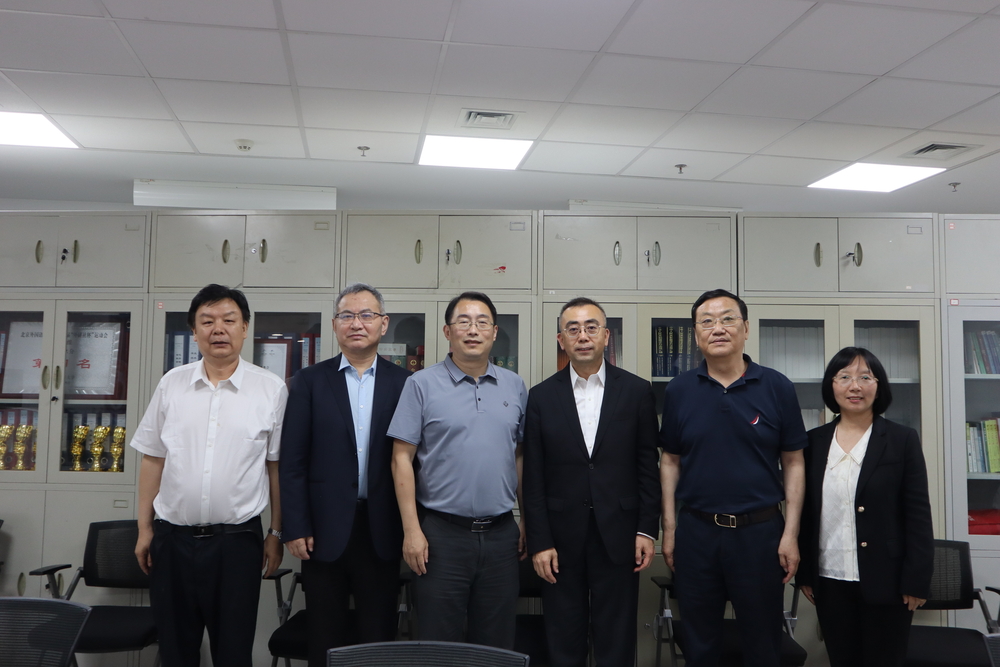 20230522021400541500.jpg 北京外国语大学党委常委、副校长丁浩等接待调研团队一行