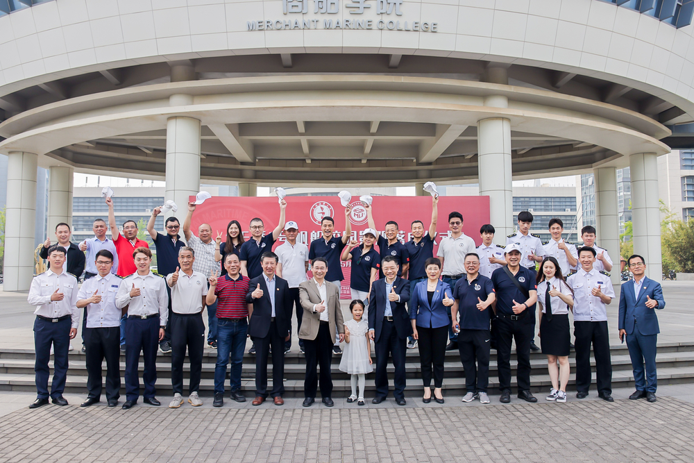 20210509142608813100.jpg “天琴“号帆船回家热心校友座谈合影