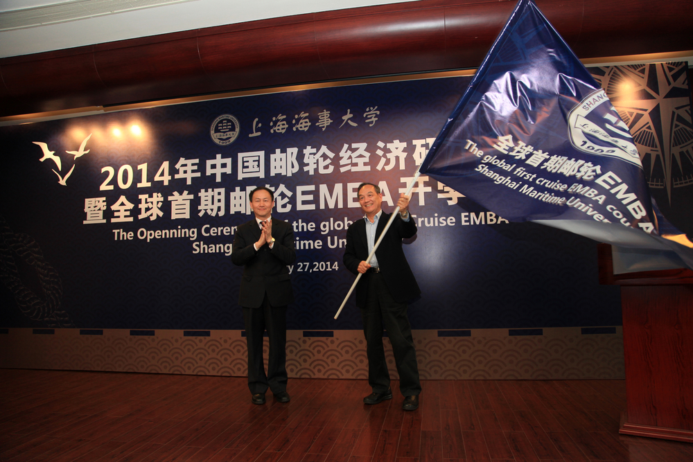 金永兴副校长向班级授旗 金永兴副校长向班级授旗