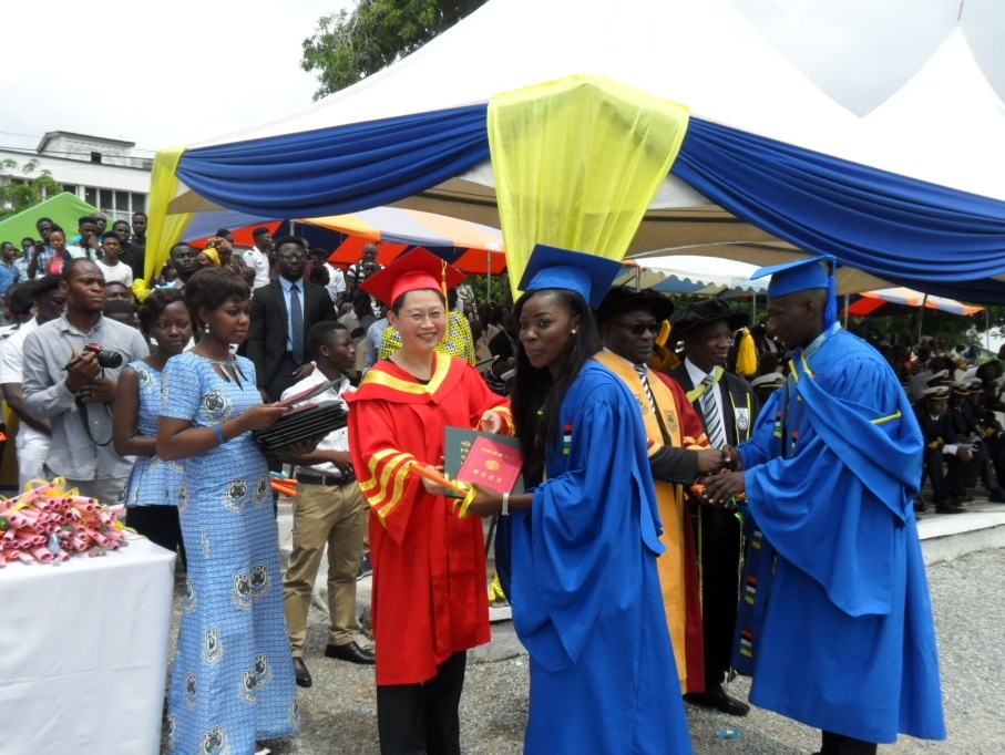 门妍萍副书记与埃尔维斯校长为毕业生颁发毕业证书、学士学位证书