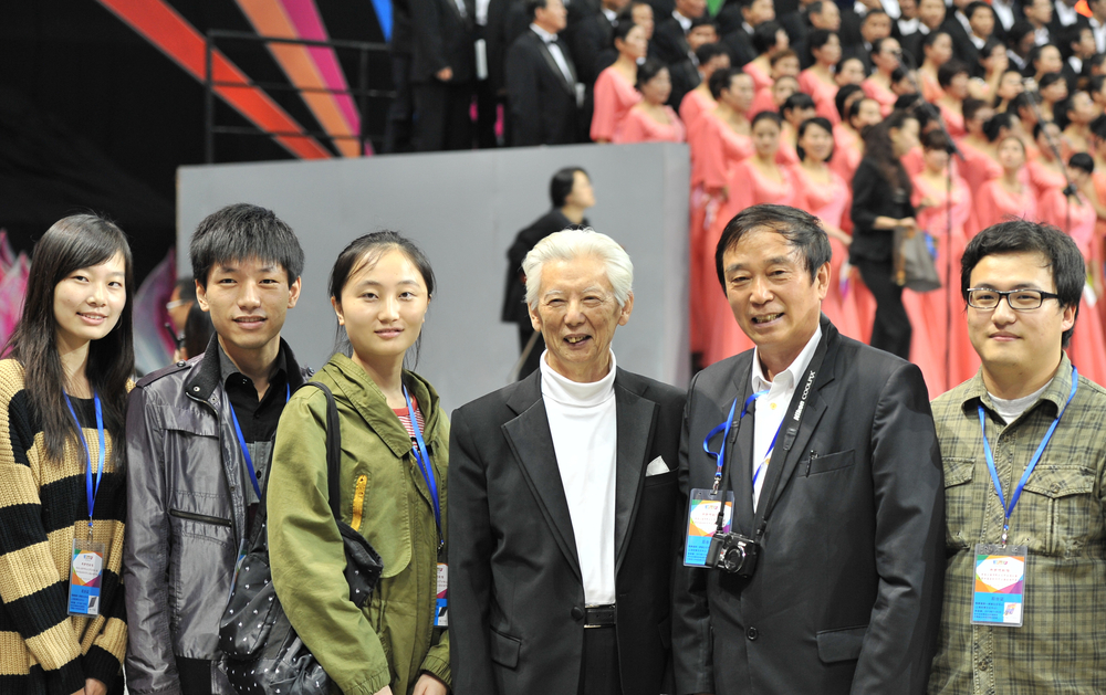 我校师生与著名作曲家肖白合影