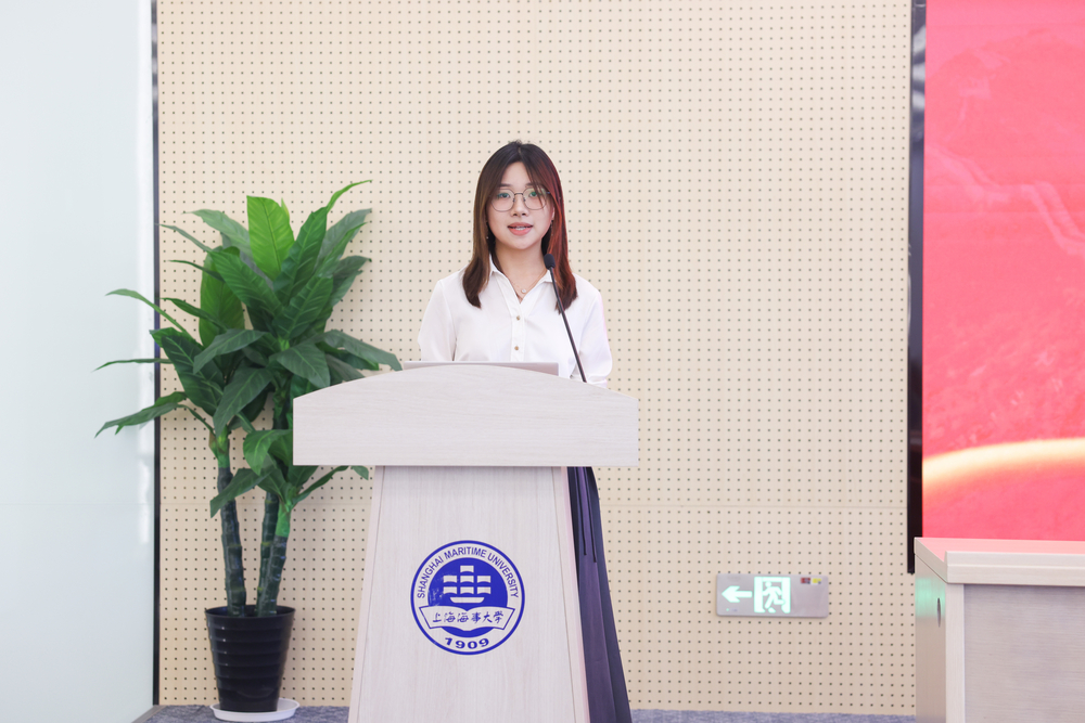 上海市大学生理论宣讲联盟成员代表、经济管理学院青年政治理论研究会宣讲部部长、国会231班罗棠萱作交流