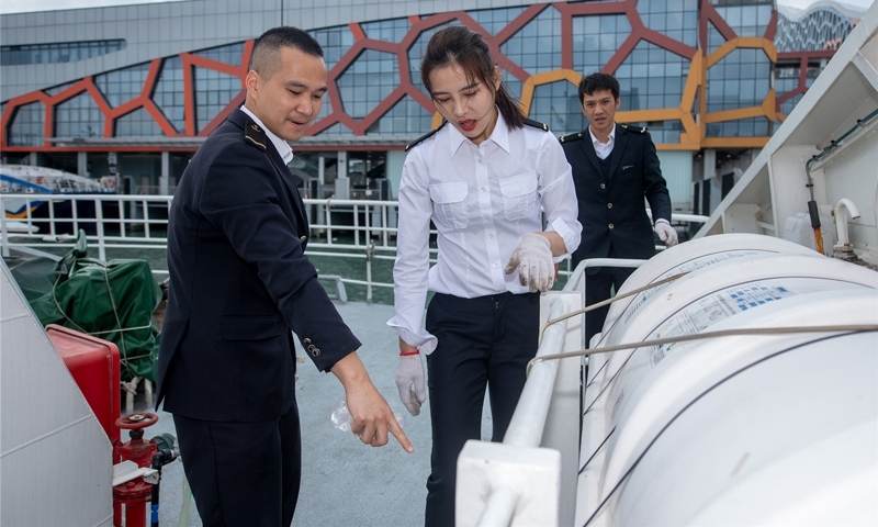 在开航前检查客船设备 在开航前检查客船设备