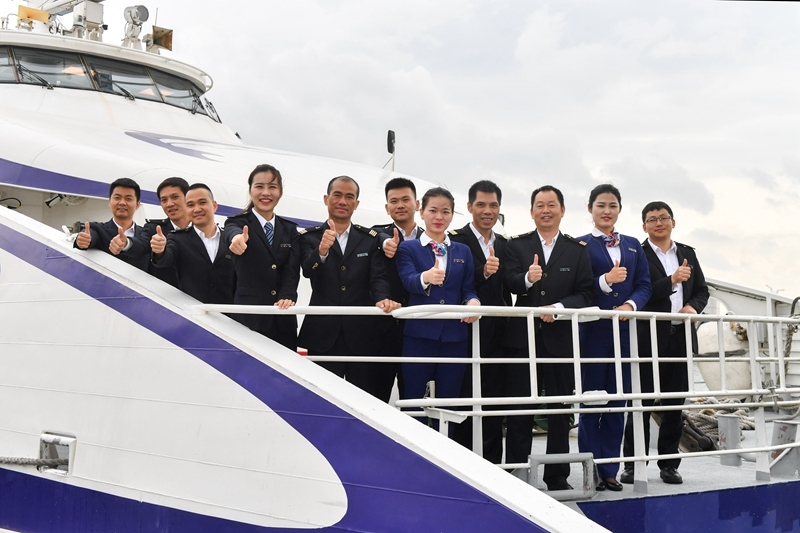 与团队同事在高速客船上 与团队同事在高速客船上