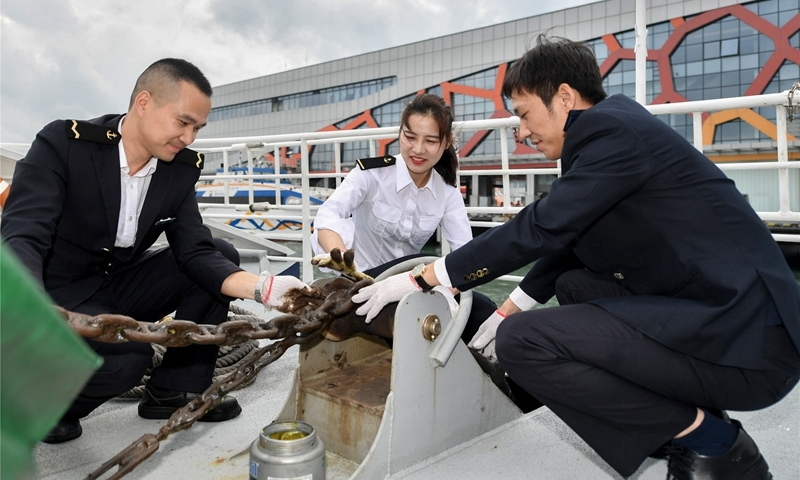 在开航前检查客船设备 在开航前检查客船设备