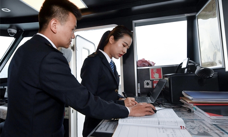 何倩倩每天都会提前一小时左右到达客船,做好开航前各项检查工作 何倩倩每天都会提前一小时左右到达客船,做好开航前各项检查工作