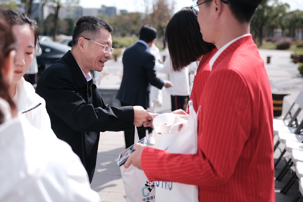 陆靖校长为志愿者代表赠送物资
