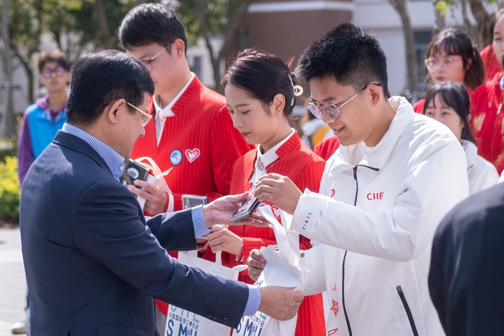 宋宝儒书记为志愿者代表赠送物资