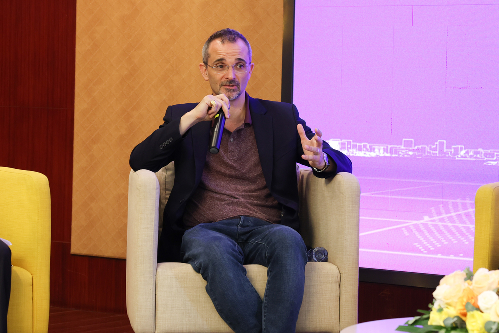 20230711075350772600.jpg 安德鲁·瑞根·格林做交流发言