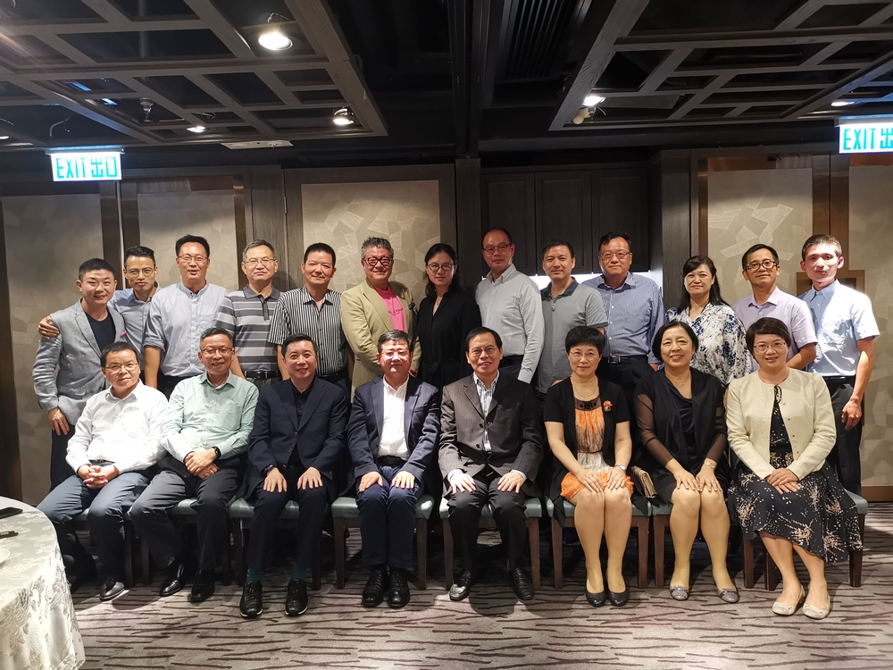 宋宝儒书记与香港校友代表合影