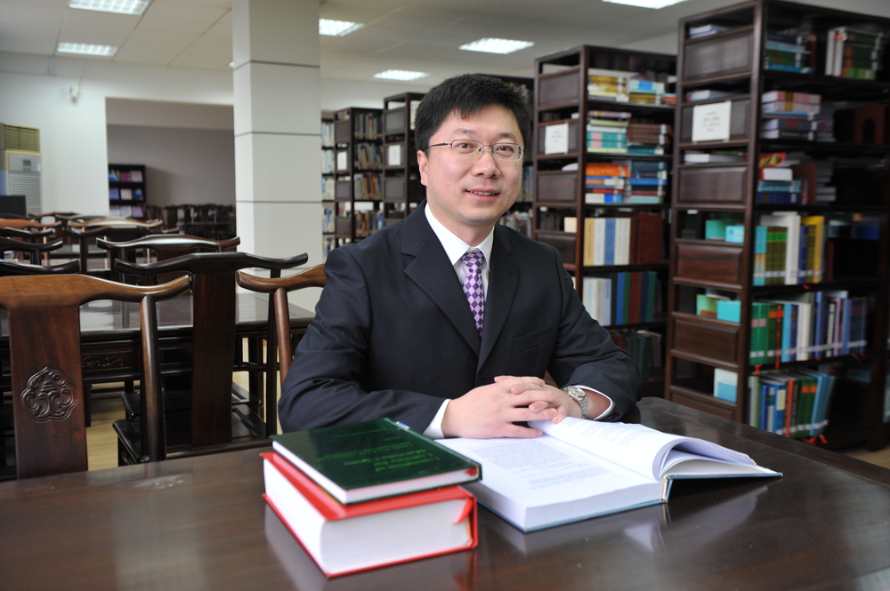 刘直老师在图书馆