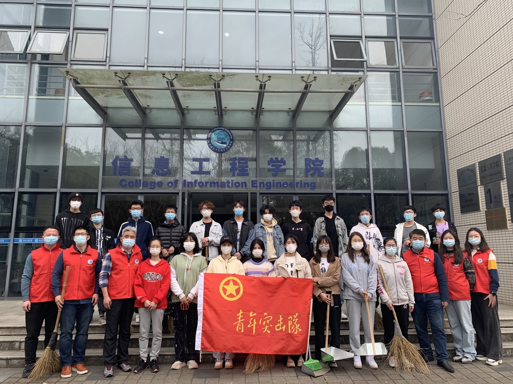 学院青年突击队队员合影