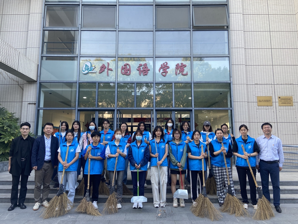 外国语学院师生清扫校园