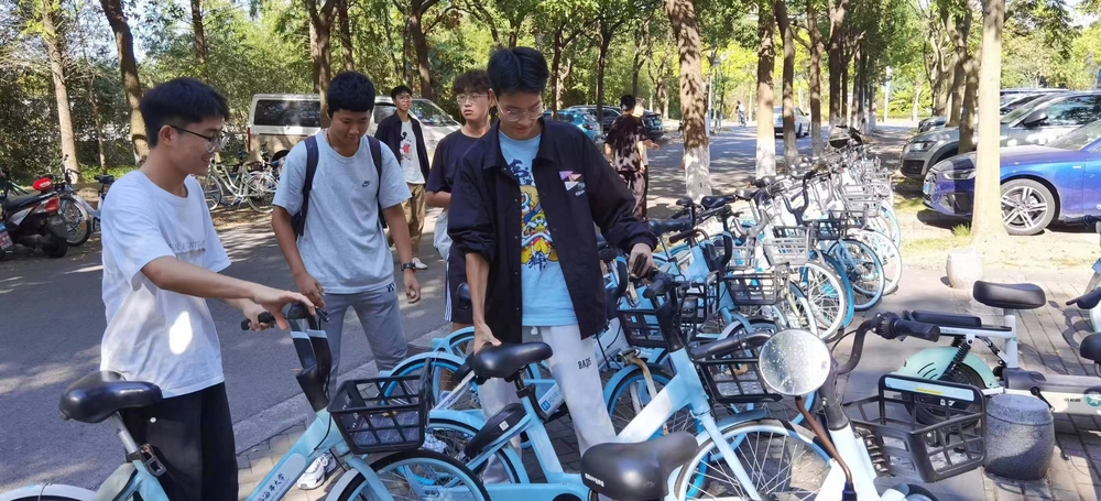 交通运输学院学生整理学院周围自行车