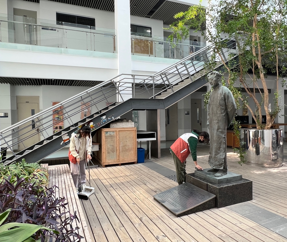 徐悲鸿艺术学院学生清理教学楼