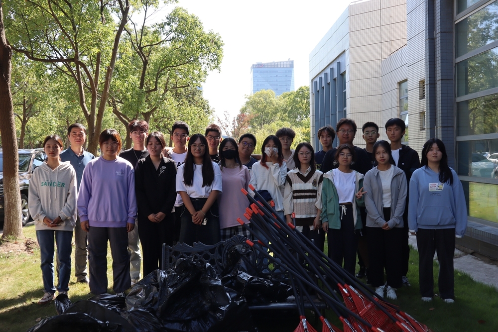法学院师生清理学院楼周边环境