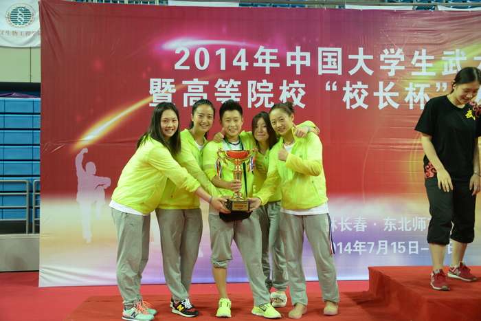 荣获女子团体亚军 荣获女子团体亚军