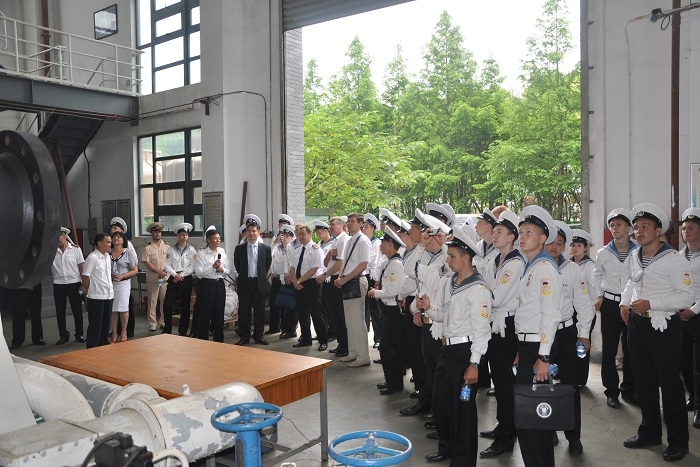 参观我校实验室