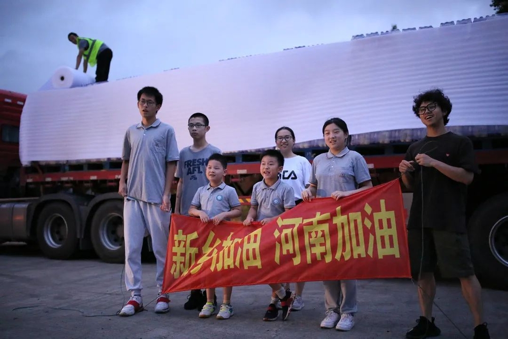 筹集物资（右一为马远翔）