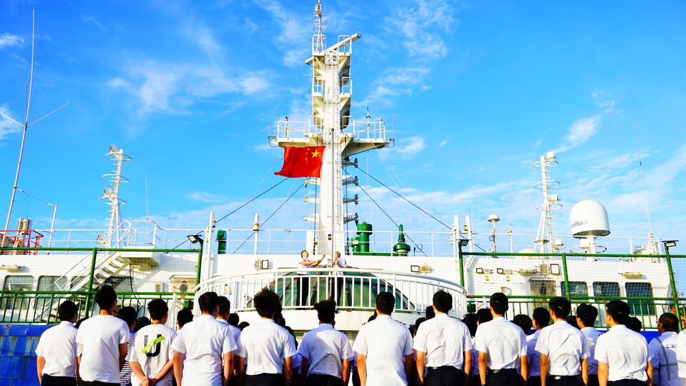 20250626082134858300.jpg 庆祝“世界海员日”“育明轮”升旗仪式