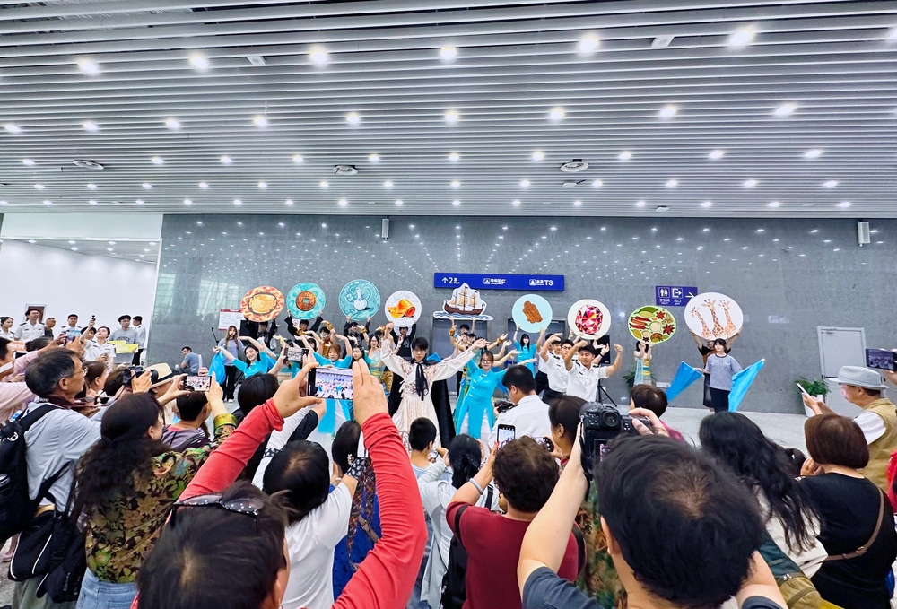 20250626082138571800.jpg 庆祝“世界海员日”主题文化快闪活动现场