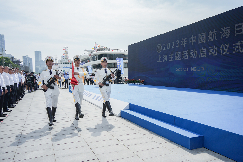 学校仪仗队举行升旗仪式