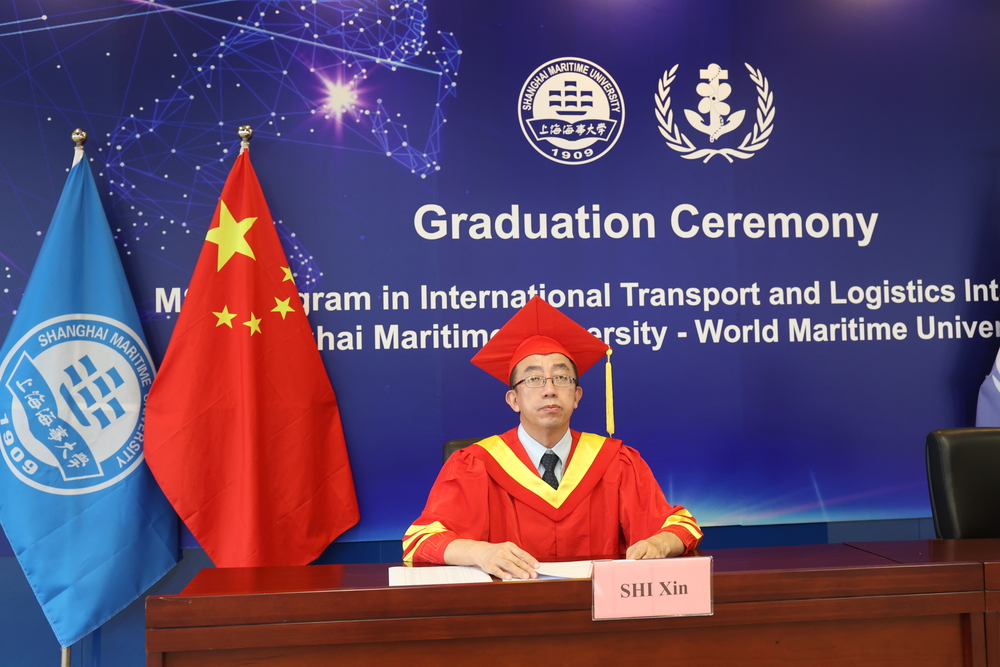 20210923131550052600.jpg 我校副校长施欣出席并主持毕业典礼