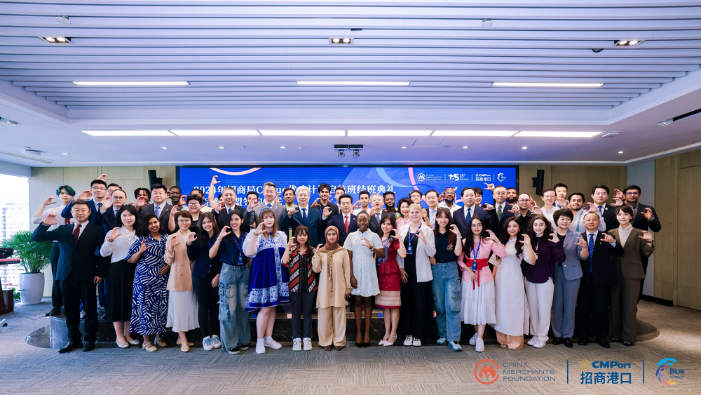 与会领导、嘉宾与本期学员合影留念