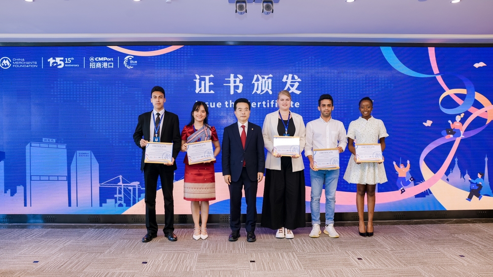 缪建民为五位优秀学员颁发结业证书（右三为上海海事大学比利时籍硕士研究生Kran De Schepper）