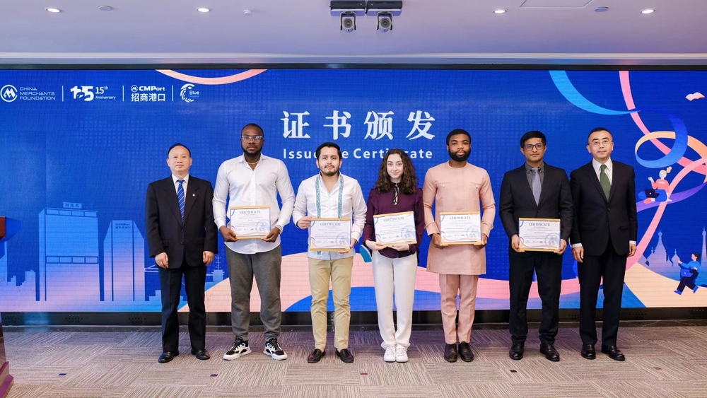 严大龙与招商港口财务总监涂晓平共同为上海海事大学本期学员颁发结业证书