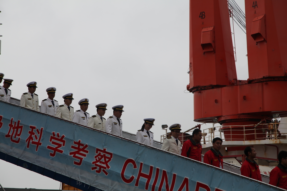 雪龙号队员列队下船