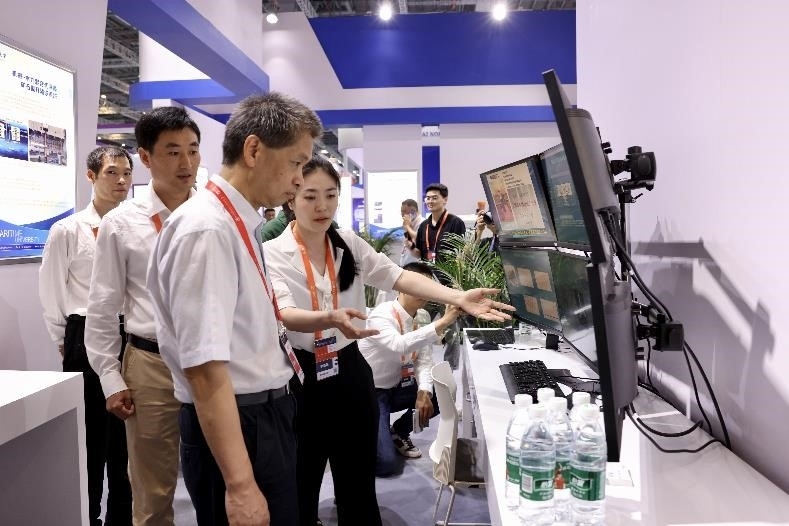 20230921124620659600.jpg 教育部科技发展中心刘红斌副主任参观我校展台