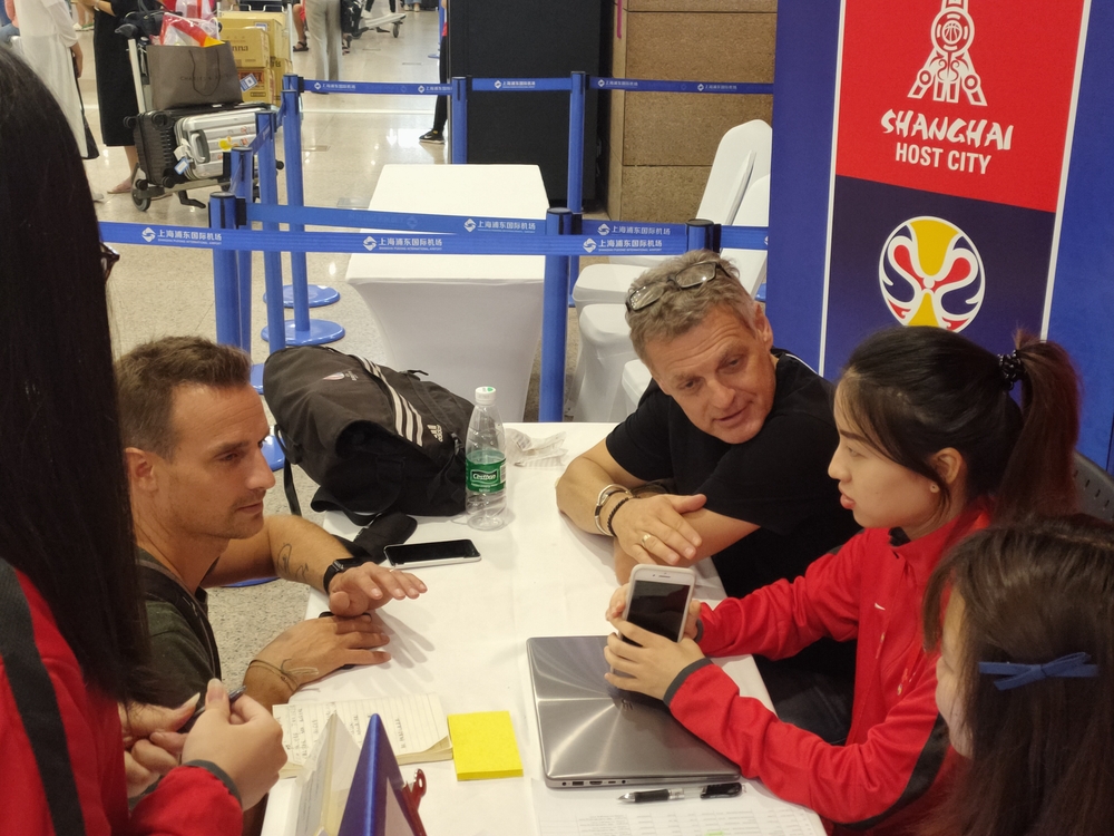 志愿者为运动员答疑解惑