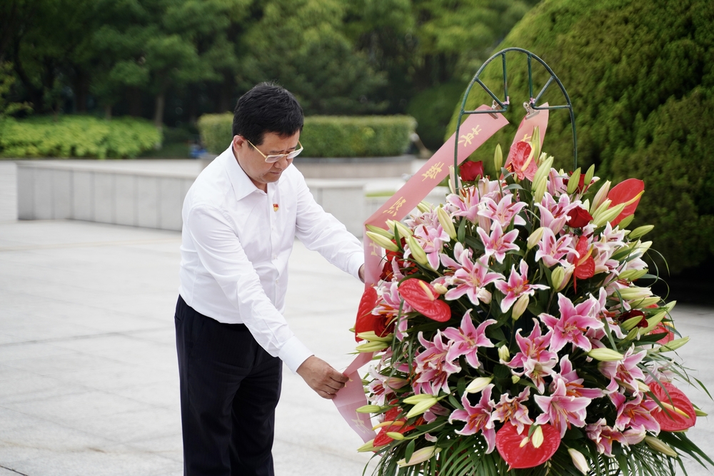 宋宝儒书记代表学校向革命先烈敬献花篮