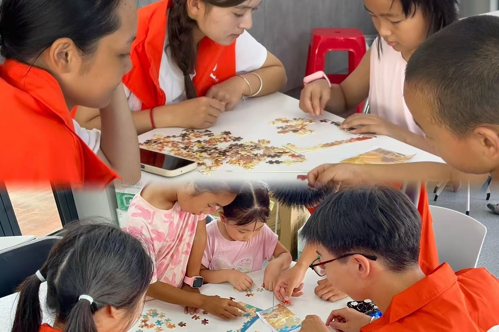 志愿者协助小朋友完成拼图