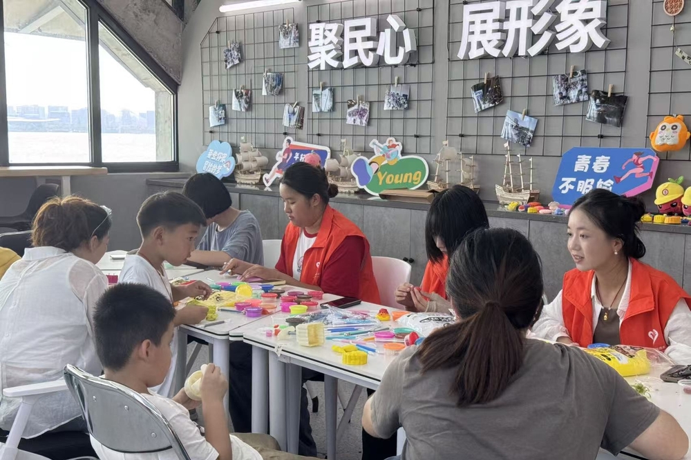 志愿者与游客制作粘土月饼