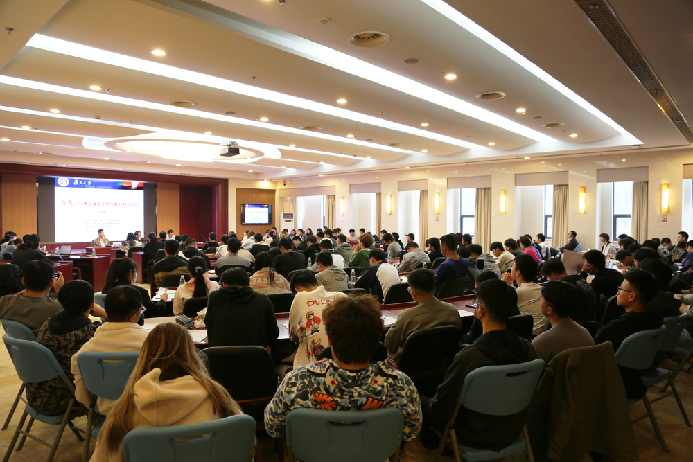 报告会现场 