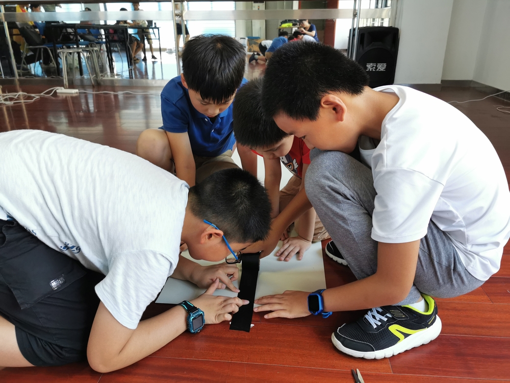 团队合作铺设调试赛道