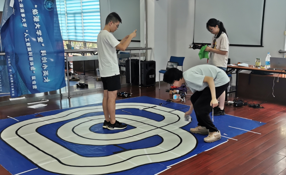 志愿者指导高中生调试车辆