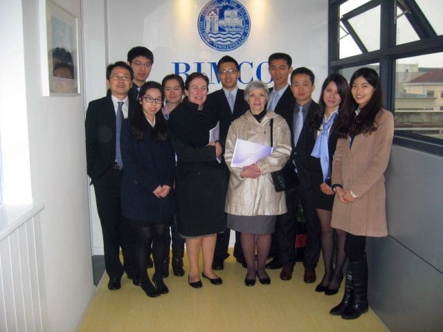 志愿者和BIMCO成员合影 志愿者和BIMCO成员合影