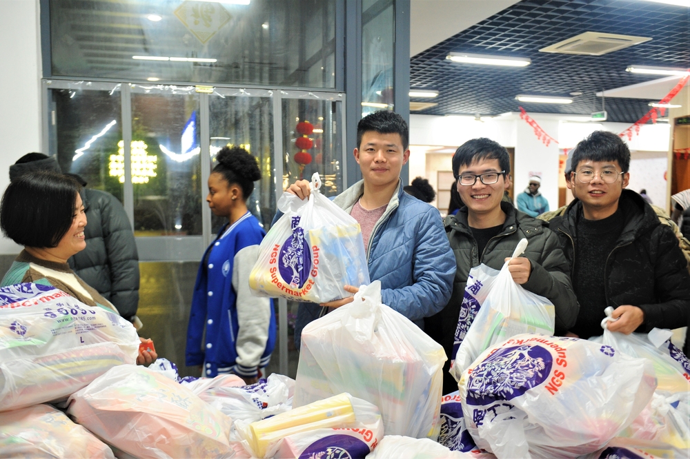 留校学生领取春节慰问食品