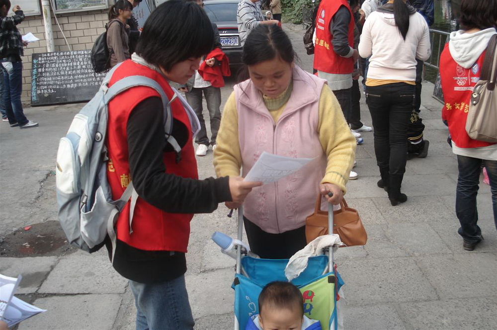 向路人宣传十八大精神