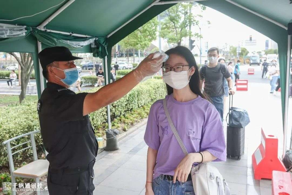 进校测体温