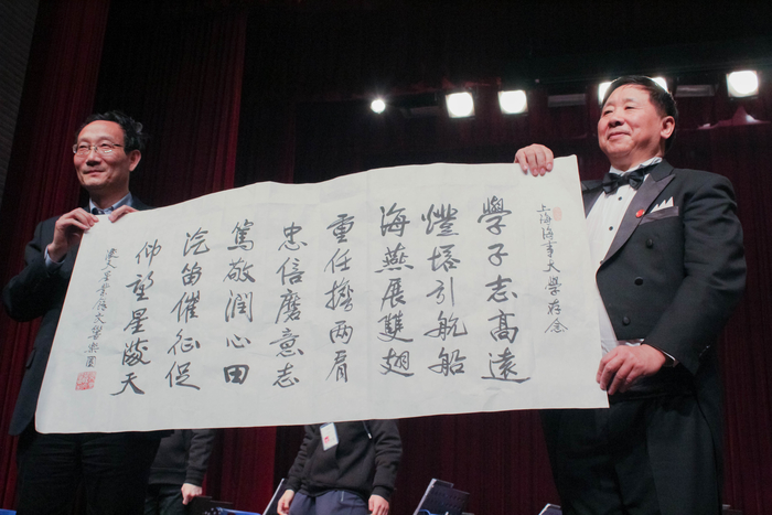 满天星交响乐团向我校赠送书法作品