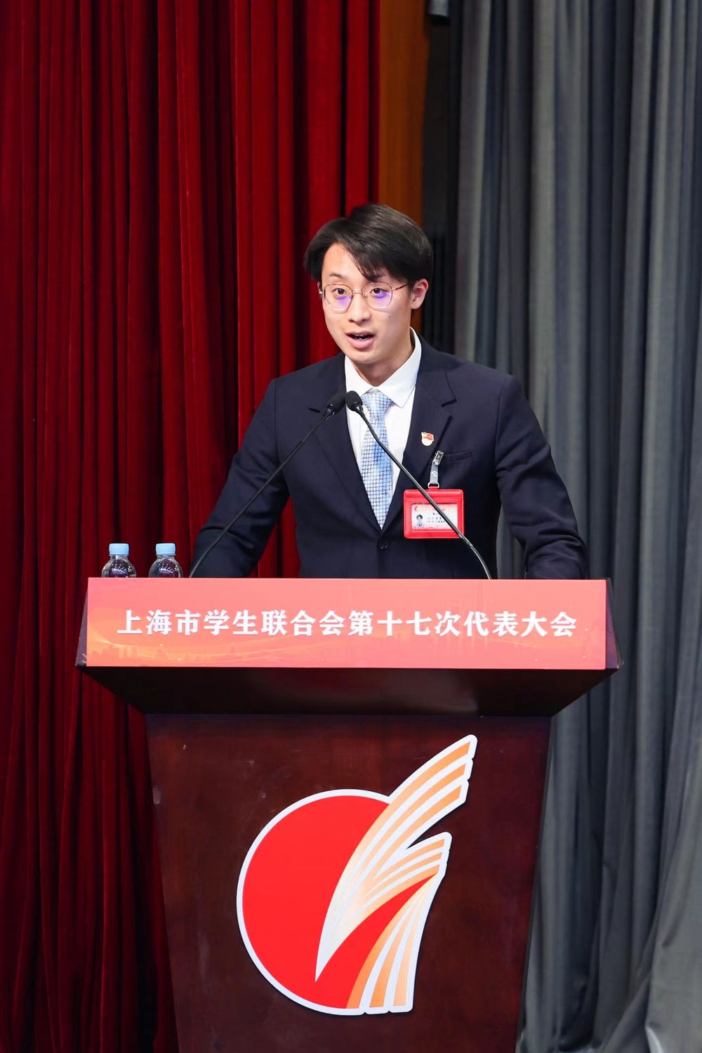 学生代表高睿同学对学校提案进行介绍展示