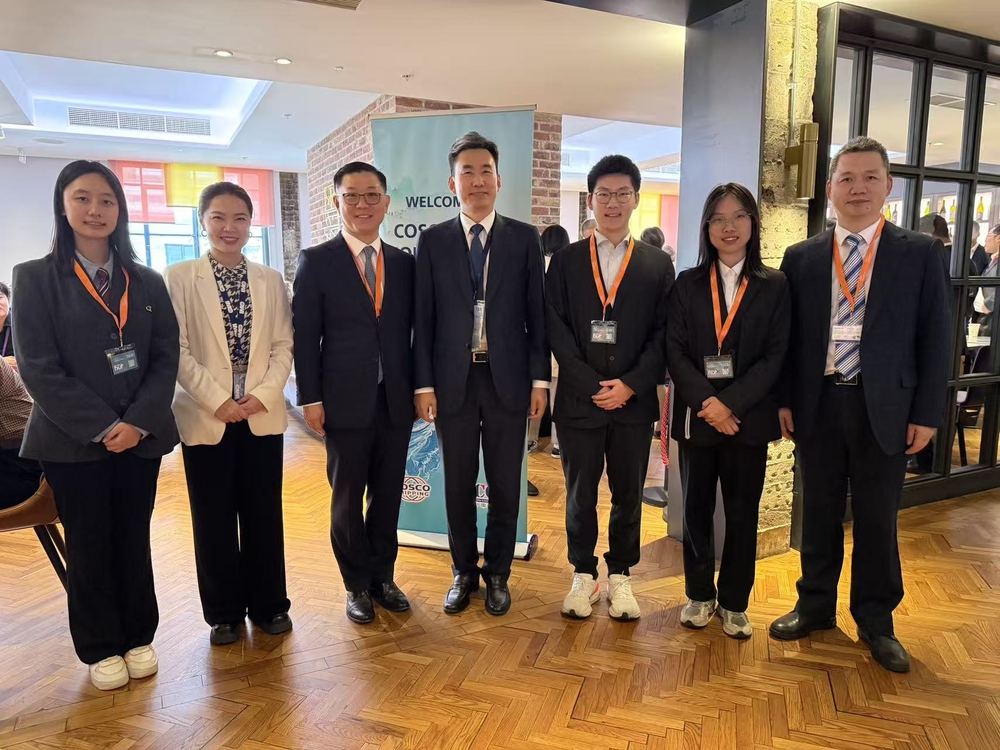 20250926013214935800.jpg 初北平与我校在伦敦实习的学生合影