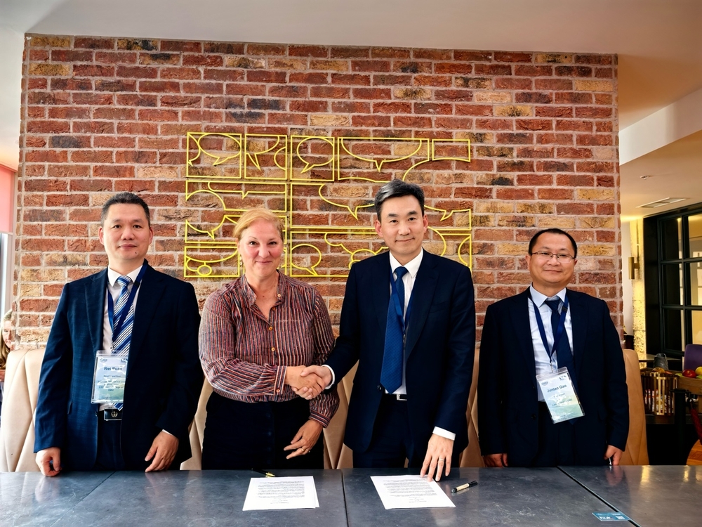 20250926013215041700.jpg 初北平与国际海事论坛(GMF)总裁约翰娜•克里斯滕森签约合影