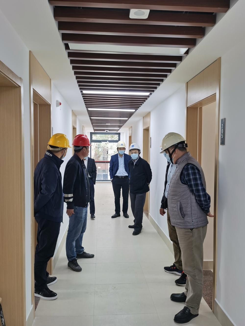 校领导检查学生公寓施工现场（室内）